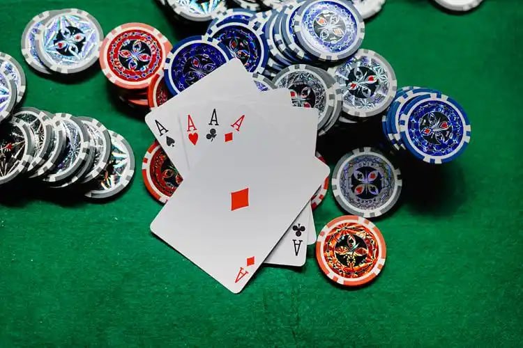 Pengguna memegang dokumen identitas di depan layar ponsel untuk upload ke platform racik slot